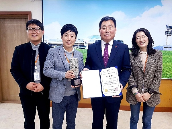 ▲무안군은 지난달 28일 ‘2019 태권도원의 밤’ 행사에서 태권도 발전과 활성화에 기여한 우수기관으로 선정되어 공로상을 수상했다.(사진제공=무안군)