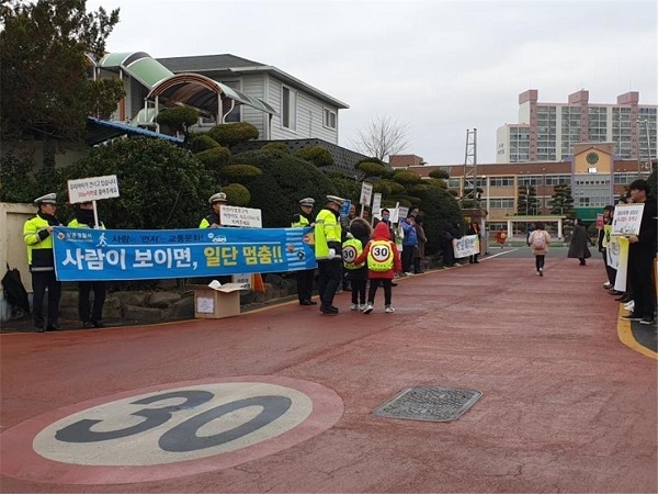 ▲장흥군은 지난 3일 어린이 등굣길 교통안전 캠페인을 실시했다.(사진제공=장흥군)