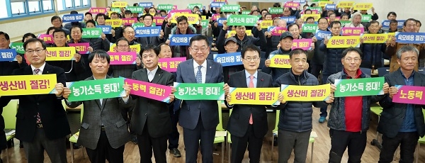 ▲강진군이 11일 농업인과 전남농협지역본부와 강진농협, 농업기술센터 관계자등 120명이 참석한 가운데 올해 벼 소식재배 합동 평가회 개최했다.(사진제공=강진군)