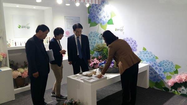 ▲강진군이 12일 ‘2019국제농업박람회’ 성공 개최 최우수상을 수상했다.(사진제공=강진군)