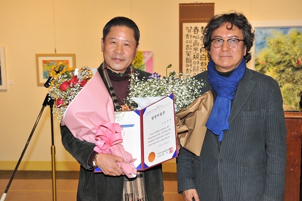 ▲강산 박육철 명장이 지난 21일 광양시 문화예술회관 제2전시실에서 2019. 한국미협 광양지부 회원 정기전 개막식에서 제2회 광양미술상을 수상했다.(사진제공=광양시)