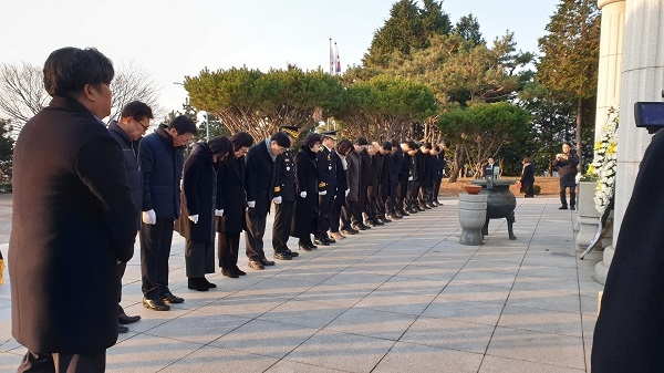 ▲광양시는 2일 2020년 경자년 새해를 맞아 중마동 소재 현충탑을 찾아 참배(사진제공=광양시)