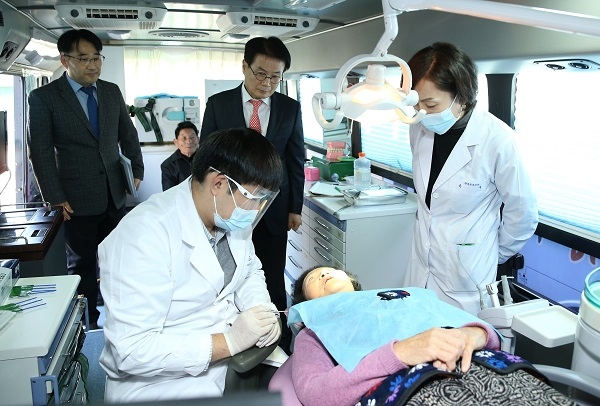 ▲강진군이 지난 2일 군동면 2개 마을의 경로당을 방문해 새해 첫 의료취약지 이동진료를 실시했다.(사진제공=강진군)