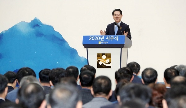 ▲김영록 전라남도지사가 6일 오전 도청 왕인실에서 열린 2020년 경자년(庚子年) 시무식에서 새해 인사말을 하고 있다.(사진제공=전라남도)