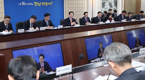 ▲김영록 전라남도지사가 7일 오전 도청 서재실에서 2020년 경자년(庚子年) 첫 실국장 정책회의를 주재하고 있다.(사진제공=전라남도)
