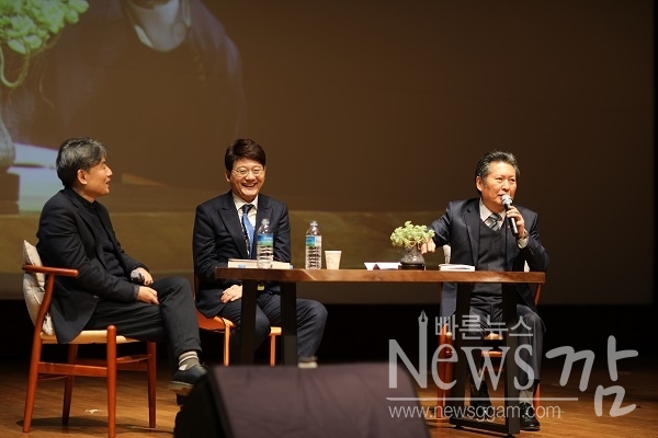 ▲서갑원 전의원 출판기념회에서 정청래 전 의원의 사회로 강원국 노무현대통령비서실 연설비서관과 서 전 의원의 북 토크쇼가 진행됐다(사진=이기장 기자)