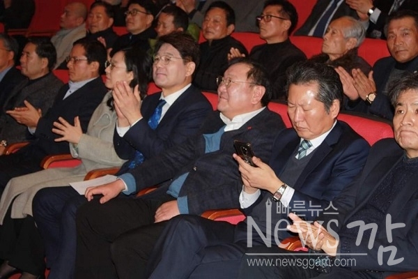 ▲서갑원 전 의원의 ‘반보 앞서간 노무현의 반보 뒤에서 정치를 배우다’ 출판기념회가 지난 11일 오후 순천대학교 우석홀에서 성황리에 개최됐다.(사진=이기장 기자)