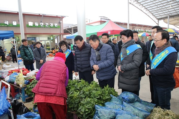 ▲김 산 무안군수는 지난 19일 새해 설 명절을 앞두고 무안전통시장을 찾아 설 명절 전통시장 장보기를 실시했다.(사진제공=무안군)