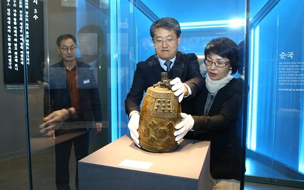 ▲구례교육지원청이 21일 구례군에 호양학교 동종을 공식적으로 기증했다.(사진제공=구례군)