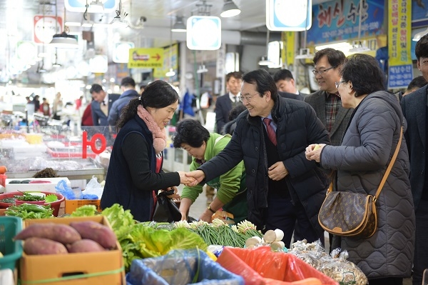 ▲김종식 목포시장은 설 명절을 맞아 23일 전통시장을 방문했다.(사진제공=목포시)