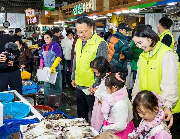 ▲광주은행은 설 명절을 맞아 지난 22일 광산구 월곡시장에서 지역 어린이들과 함께 ‘힘내요! 전통시장! 어린이 시장투어’ 5기 행사를 진행했다.(사진제공=광주은행)