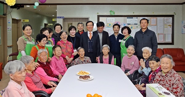 ▲고흥군은 지난 22일과 23일 이틀간 관내 노인요양시설 4개소를 방문하여 위문하고 격려했다.(사진제공=고흥군)