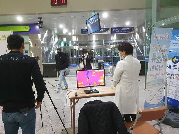 ▲지난 30일부터 완도항만터미널에 열 감지 카메라를 설치하여 감시 체계를 강화했다.(사진제공=완도군)