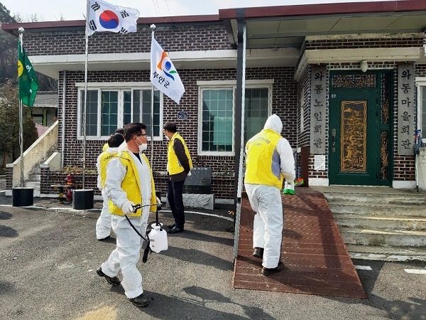 ▲경로당 살균 소독을 실시하고 있는 모습(사진제공=무안군)