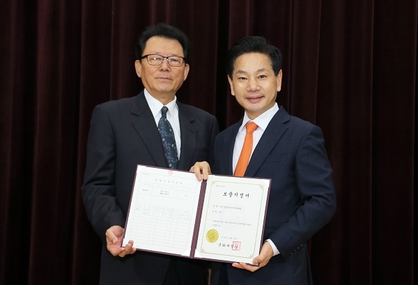 ▲영암군은 지난 3일 영암 영보정 보물 제2054호로 지정된 ‘영암 영보정’ 보물 지정서 전달식을 가졌다.(사진제공=영암군)