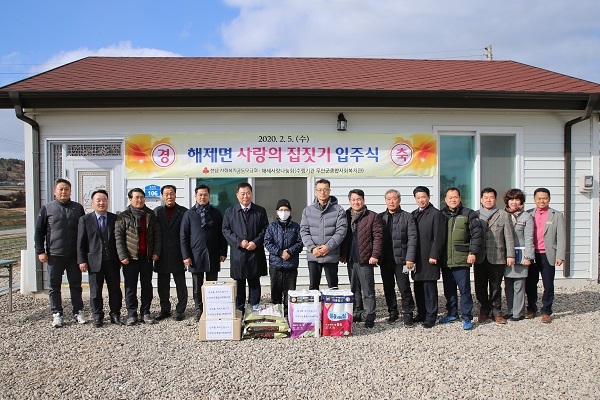 ▲무안군은 전남사회복지공동모금회와 해제사랑나눔회의 지원과 후원으로 '사랑의 집짓기'를 완료하고 지난 5일 입주식을 가졌다.(사진제공=무안군)