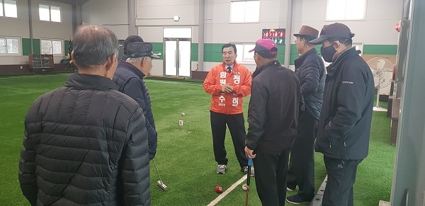 ▲정철희 예비후보는 함평 축구회와 함평 탁구장, 대한노인회 함평군지회 엄다게이트볼장 등을 연이어 방문하고 있다.(사진제공=정철희 예비후보)