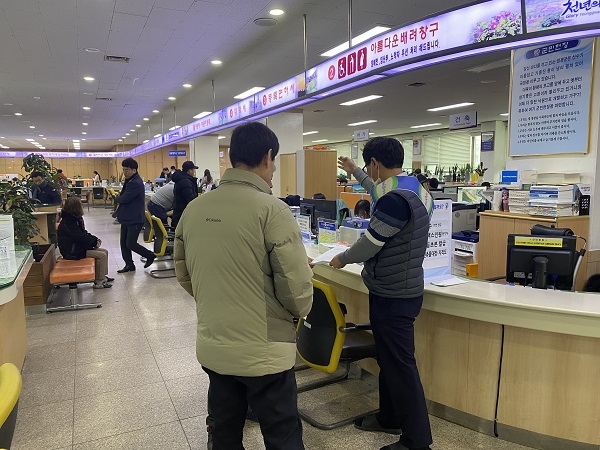 ▲영광군은 군민 중심의 친절하고 신속한 민원안내를 위해 ‘민원안내 도우미제’를 실시한다.(사진제공=영광군)