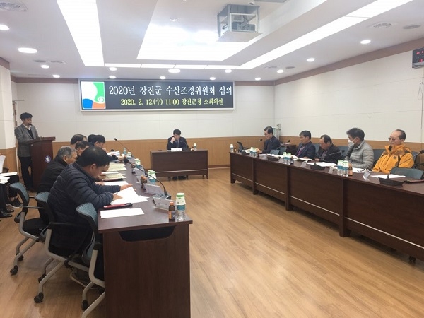 ▲지난 12일 강진군 소회의실에서 수산관련 기관 및 수협, 어업인 대표로 구성된 수산조정위원회가 개쵀됐다.(사진제공=강진군)