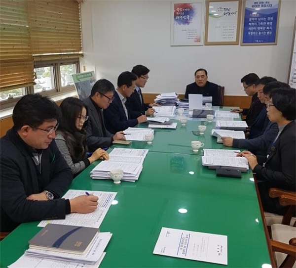 ▲목포시는 지난 11일 코로나19 T/F팀 회의를 갖고 소상공인, 산업 및 중소기업, 고용·일자리, 지역관광, 제정 및 세제지원 등 5개 분야에 대해 시 차원의 지원 대책을 마련했다(사진제공=목포시)