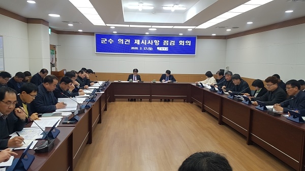 ▲ 지난 17일 군청 소회의실에서 2019년 4/4분기 군수 의견 제시사항 추진상황 점검 회의가 개최됐다.(사진제공=강진군)