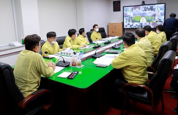 ▲김철우 보성군수가 코로나19 지역전파 방지를 위해 읍·면장 긴급 영상회의를 개최하고 있다.(사진제공=보성군)