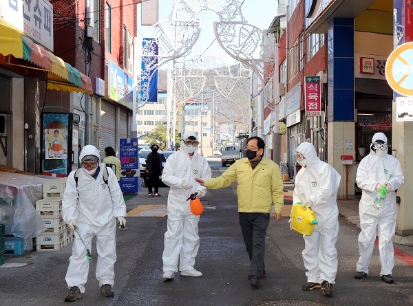 ▲김준성 영광군수는 지난 23일 코로나19 위기경보가 심각단계로 격상됨에 따라 코로나19 선별진료소 특별점검에 나섰다.(사진제공=영광군)