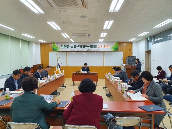 ▲지난 25일 강진군농업기술센터 소회의실에서 산학협동심의회 개최하여 사업대상자 선정 협의를 하고 있다.(사진제공=강진군)