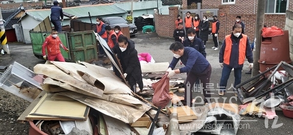 ▲한국프로복싱연맹과 이수로타리클럽,도사동주민자치위원회는 지난 26일 순천시 도사동에서 집수리 봉사활동을 실시했다.(사진=이기장 기자)