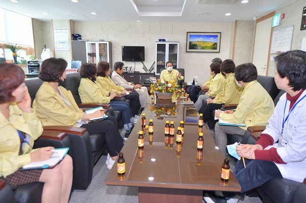 ▲황숙주 순창군수가 지난 26일 보건의료원 등을 방문해 소속 관계자들을 격려하고 방역차단에 지속적인 노력을 기울여 줄 것을 강조했다(사진제공=순창군)