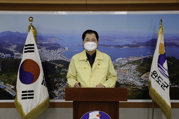 ▲신우철 완도군수는 지난 2일 코로나19 대응 상황을 군민께 알려드리기 위해 담화문을 발표했다.(사진제공=완도군)