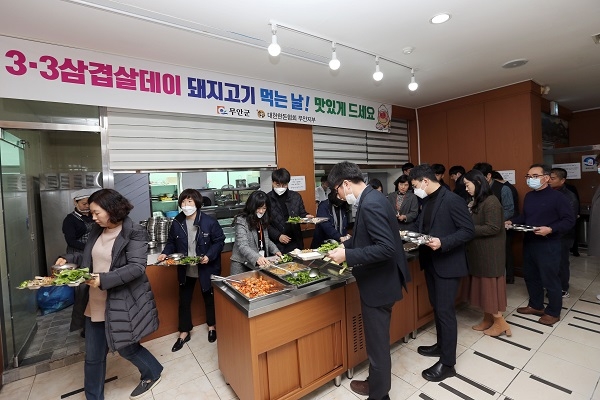 ▲무안군은 3월 3일 삼겹살데이를 맞이하여 ‘돼지고기 소비촉진 무료 시식회’를 개최했다.(사진제공=무안군)