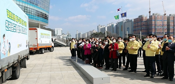 ▲김영록 전라남도지사와 이용재 도의회 의장, 장석웅 전남교육감, 황금영 전남사회단체연합회장 등 참석자들이 4일 오후 도청 만남의 광장에서 코로나19 확산으로 어려움을 겪고 있는 대구ㆍ경북으로 전달할 도시락과 위생물품을 실은 차량을 환송하고 있다.(사진제공=전라남도)