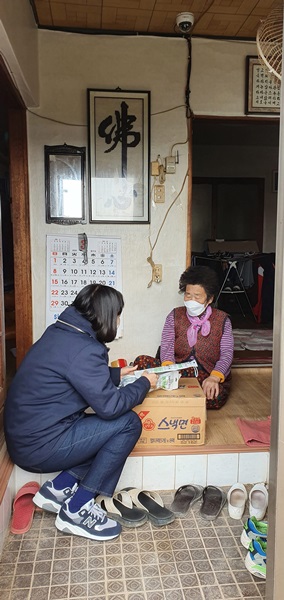▲무안군은 코로나19 확산에 대응하고자 통합사례관리 50세대에 구호물품을 전달했다.(사진제공=무안군)