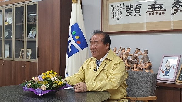 ▲장휘국 광주시교육감이 코로나19 대응 ‘교직원 호소문’을 발표했다.(사진제공=광주광역시교육청)