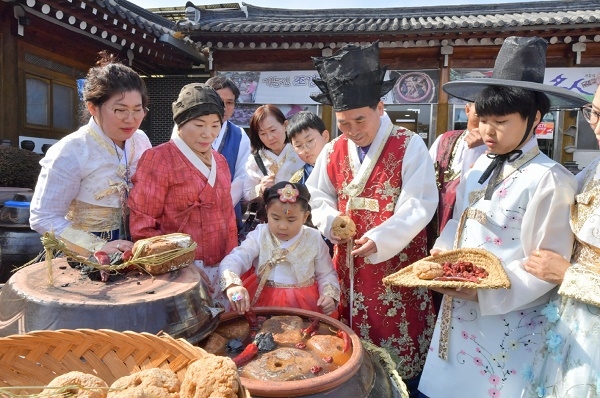 ▲순창군은 올해도 우리 고유의 전통문화인 전통 장(醬) 담그기를 체험할 수 있는 전통 장(醬) 문화학교를 올해도 진행한다(사진제공=순창군)