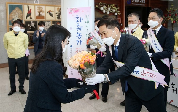 ▲전라남도교육청이 꽃 소비 촉진을 위해 ‘사랑의 꽃 나눔’ 행사를 펼쳤다.(사진제공=전라남도교육청)