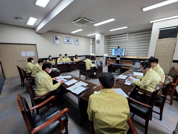 ▲신안교육지원청은 지난 9일 스마트신안원격교육시스템을 활용하여 관내 학교장과 3차 영상회의를 가졌다.(사진제공=신안교육지원청)