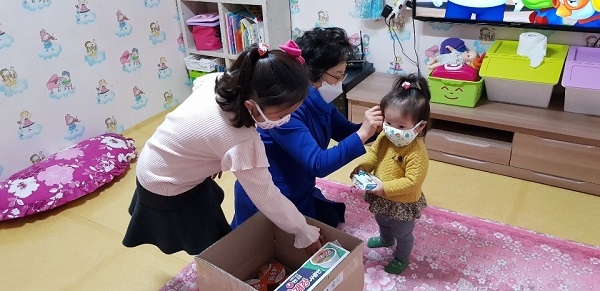 ▲강진군 드림스타트는 지난 10일 외부 활동이 어려운 아동 등 취약계층에 방역물품과 영양 간식을 지원했다.(사진제공=강진군)