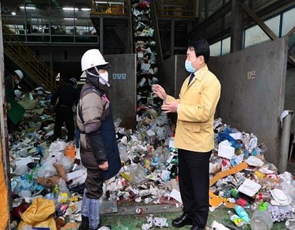 ▲정종순 장흥군수는 지난 10일 그린환경센터 재활용 선별장을 방문해 쓰레기 처리 상황을 점검했다.(사진제공=장흥군)