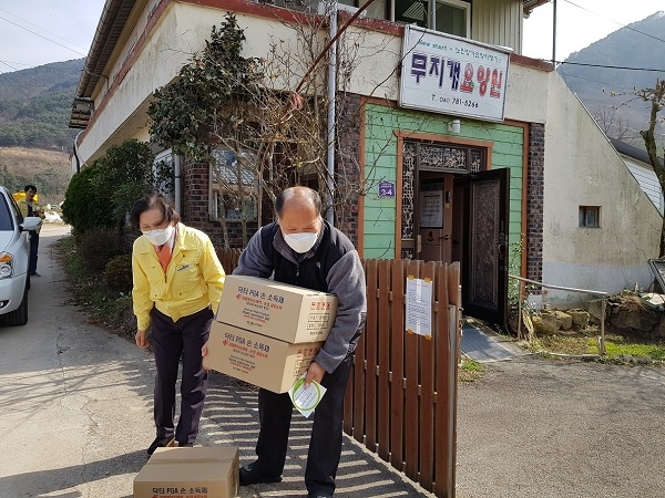 ▲구례군 산동면 계천교회에서는 코로나19 예방을 위해 손소독제 1000개를 전달했다.(사진제공=구례군)