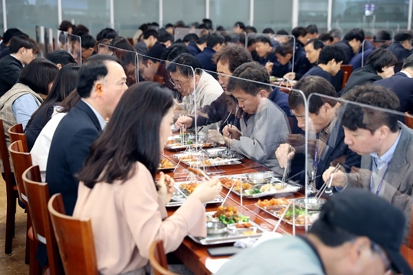 ▲광주광역시는 코로나19 감염 예방을 위해 23일부터 구내식당에 투명 가림막을 설치하고 운영에 들어갔다.(사진제공=광주광역시)