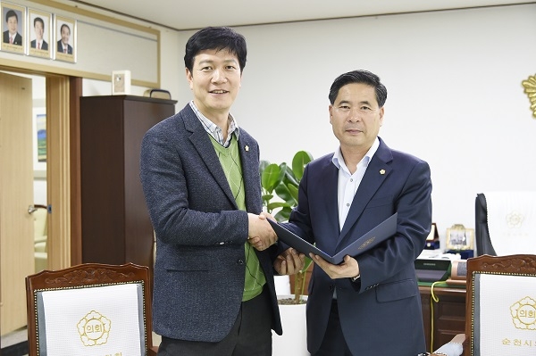 ▲순천시의회는 25일 2019 회계연도 결산검사를 위한 결산검사위원을 위촉했다.(사진제공=순천시의회)