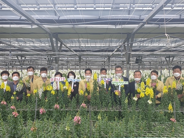 ▲전동평 영암군수는 26일 화훼시장 활성화를 위해 ‘화훼농가 살리기 릴레이 캠페인’에 동참했다.(사진제공=영암군)