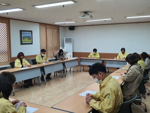 ▲광주동부교육지원청 직원들이 지난 3일부터 오는 10일까지 점심시간을 이용해 면 마스크를 만들고 있다(사진제공=광주동부교육지원청)
