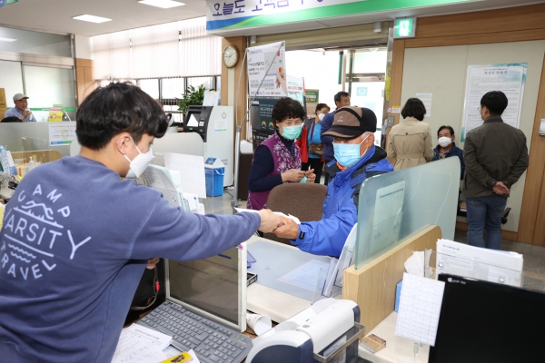 ▲해남군이 9일부터 전남도 농어민 공익수당 지급을 시작했다.(사진제공=해남군)
