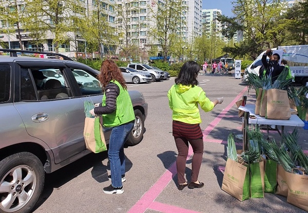 ▲담양군이 14일 서울특별시 노원구 중계근린공원에서 친환경 농산물 꾸러미를 드라이브 스루로 판매하는 행사를 열었다.(사진제공=담양군)