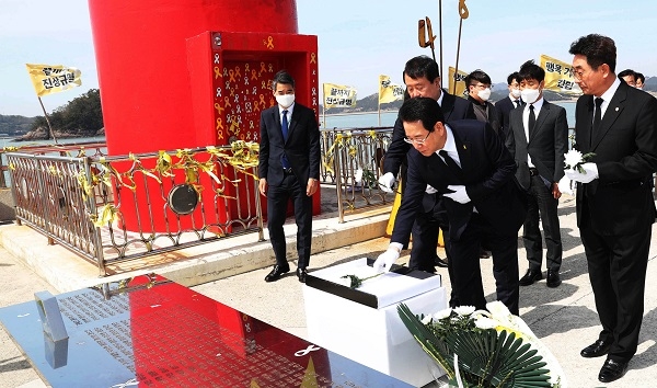 ▲김영록 전라남도지사가 세월호 참사 6주기를 이틀 앞둔 14일 오후 진도군 임회면 진도항을 찾아 그날의 아픔을 기억하고 도민이 안전하고 행복하길 바라며 헌화하고 있다.(사진제공=전라남도)