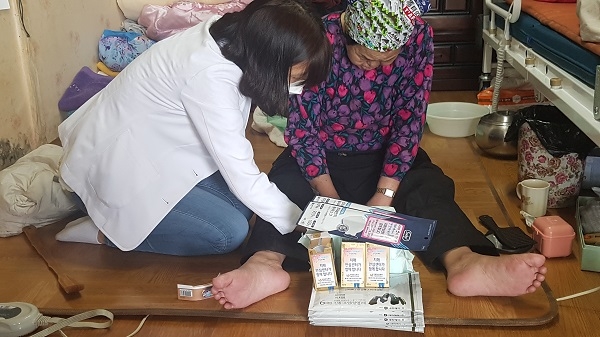 ▲구례군는 재가 치매환자에게 영양제를 포함한 조호물품을 전달하고 있다.(사진제공=구례군)
