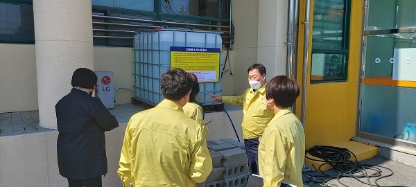 ▲무안군은 차아염소산 나트륨수 소독제조기를 설치하여 살균소독수를 무료로 배부하고 있다.(사진제공=무안군)